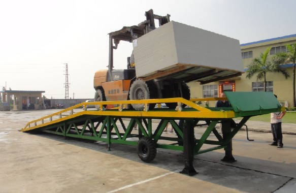 移动式登车桥-装卸货平台低价批发 DCQY-8T-10m